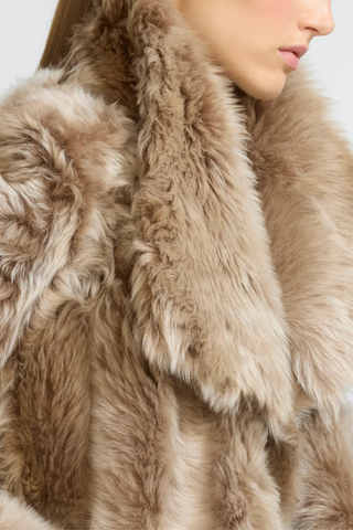 close up fur texture detail for Veste Reversible Fur Jacket Chai Latte beige Unlined Toscana lambskin
Two piped pockets
Front hook-and-eye fastening
Draped collar
Long-haired lamb
Wide cut
100% Lamb