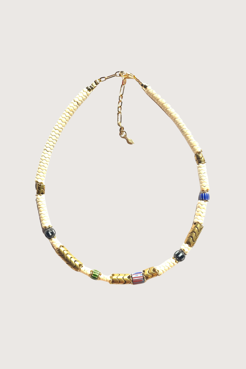 flat lay Vintage Snake Necklace ivory Vintage African glass beads
Vintage African brasse beads
Gold plated findings 18K
Length: 37 to 45 cm (14.6 to 17.7 inches)