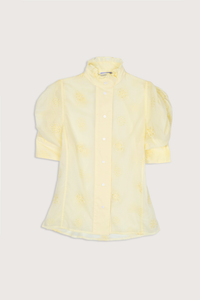 flat lay Vita Embroidered Voile Short Sleeve Top yellow Embroidery throughout
Puff sleeves
Ruched sleeves with thick cuffs
High collar with ruffles
Button front

Side slit
100% Cotton