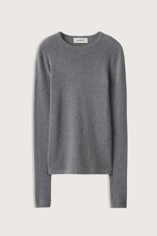 flat lay Vivian Long Sleeve Ribbed T-Shirt Cloud grey Knitted long-sleeve T-shirt
Fine single rib knit cashmere blended with cotton
Fitted, hip-length silhouette
Round neck
Full-length sleeves
Straight hem
70% Cotton, 30% Cashmere