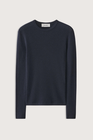 flat lay Vivian Long Sleeve Ribbed T-Shirt Navy Knitted long-sleeve T-shirt
Fine single rib knit cashmere blended with cotton
Fitted, hip-length silhouette
Round neck
Full-length sleeves
Straight hem
70% Cotton, 30% Cashmere