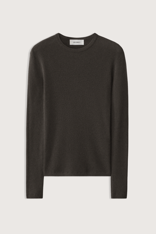flat lay Vivian Long Sleeve Ribbed T-Shirt Walnut Knitted long-sleeve T-shirt
Fine single rib knit cashmere blended with cotton
Fitted, hip-length silhouette
Round neck
Full-length sleeves
Straight hem
70% Cotton, 30% Cashmere