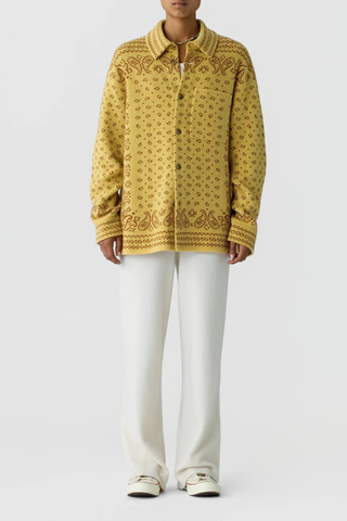 front profile model wearing Wild Rag Work Shirt Sole yellow Unisex cashmere overshirt
Knit from mid-weight 100% cashmere
Relaxed fit
bandana print throughout
Classic shirt collar
Chest patch pocket
Front button down closure
Button sleeve cuff with plack