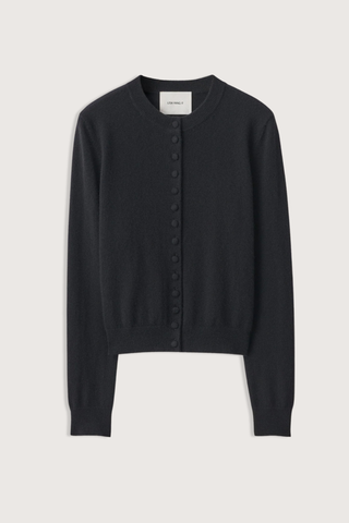 flat lay Wilona Cardigan Black Mid-weight, plain knit cashmere
Close fit
Hip-length silhouette
Round neck
Full-length sleeves
Tonal cashmere-covered buttons