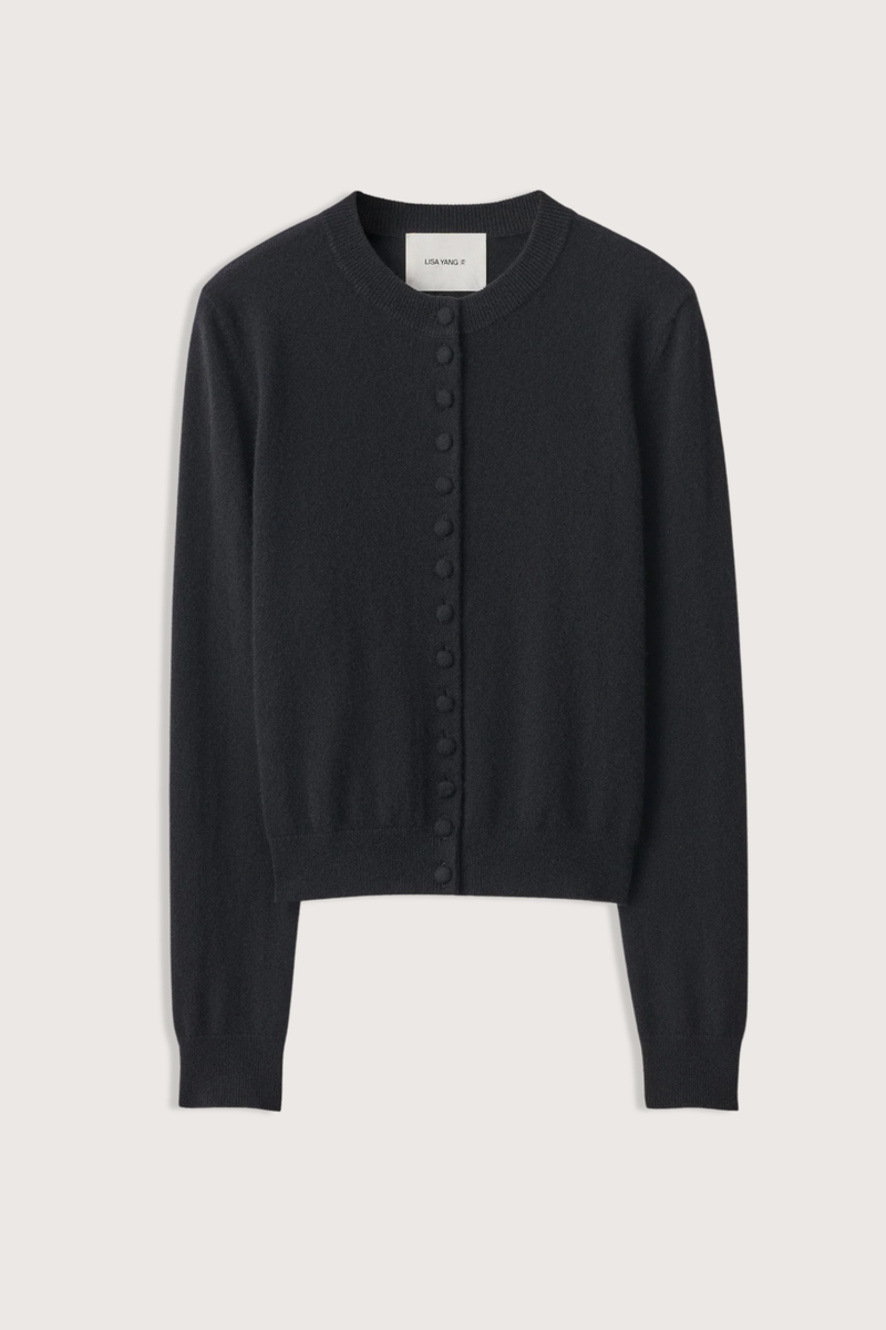 flat lay Wilona Cardigan Black Mid-weight, plain knit cashmere
Close fit
Hip-length silhouette
Round neck
Full-length sleeves
Tonal cashmere-covered buttons
