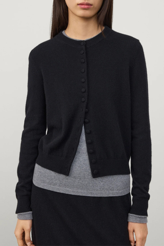 front profile model wearing Wilona Cardigan Black Mid-weight, plain knit cashmere
Close fit
Hip-length silhouette
Round neck
Full-length sleeves
Tonal cashmere-covered buttons