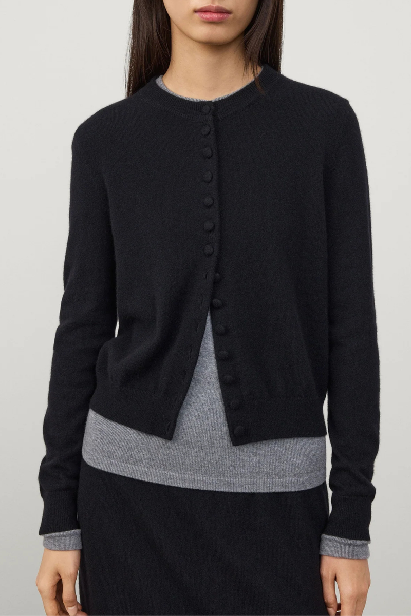 front profile model wearing Wilona Cardigan Black Mid-weight, plain knit cashmere
Close fit
Hip-length silhouette
Round neck
Full-length sleeves
Tonal cashmere-covered buttons
