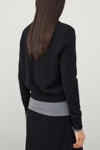 back profile model wearing Wilona Cardigan Black Mid-weight, plain knit cashmere
Close fit
Hip-length silhouette
Round neck
Full-length sleeves
Tonal cashmere-covered buttons