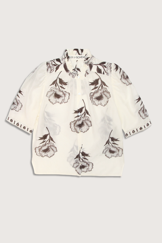 flat lay Winn Obsidian Poppy Shirt off white Puff shoulders
Feminine ruffled collar
Cotton-silk blend shirt
Hand-block-printed with a detailed poppy motif
