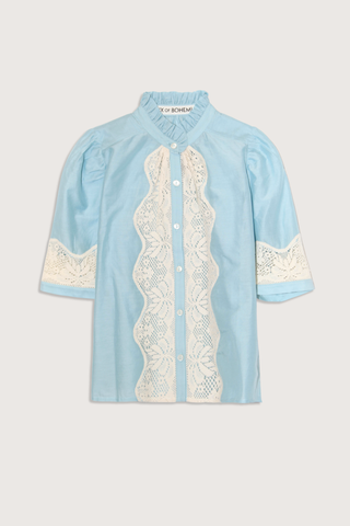 flat lay Winn Prima Sky Lace Shirt light blue cotton silk blend Ruffle collar
Subtle puff shoulders
Short sleeve
Lace detail throughout
Relaxed fit
Button down