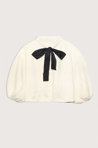flat lay Wool/Cashmere Bow Cardigan ivory Open cardigan
Black ribbon bow connecting top collar
Bubble sleeve
Crewneck
65% Merino Wool, 30% Cashmere, 5% Nylon