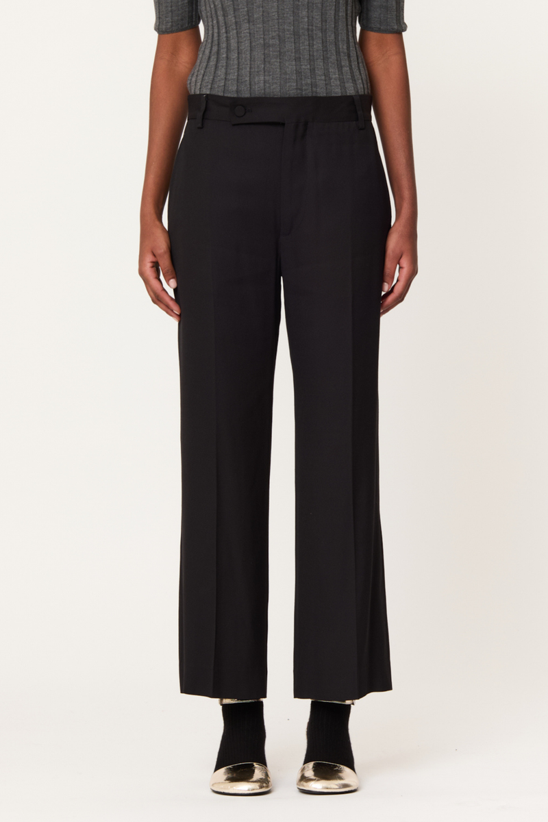 front profile model wearing Wool Trouser black Classic tailored
Straight-leg
Mid-to-high waistband
Belt loops
Extended asymmetric front button fastening
Side slip pockets
Crisp central front crease.
97% Virgin Wool 3% Elastam | LINING: 62% Cupro 38% Cotton