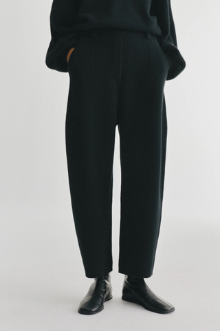 front profile model wearing Wrenda Cashmere Barrel Trousers black tailoring-inspired
Structure and shape
Double face cashmere
Relaxed fit
Mid waist into full-length
Wide barrel legs
Belt loops
Faux fly
Reverse stitch pin tucks
Side seam pockets
100% Cashmere