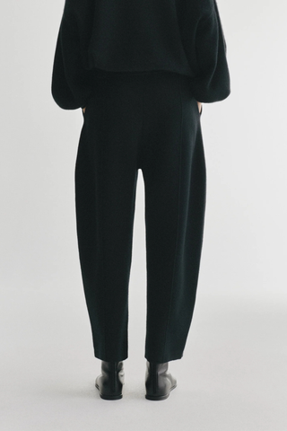 back profile model wearing Wrenda Cashmere Barrel Trousers black tailoring-inspired
Structure and shape
Double face cashmere
Relaxed fit
Mid waist into full-length
Wide barrel legs
Belt loops
Faux fly
Reverse stitch pin tucks
Side seam pockets
100% Cashmere