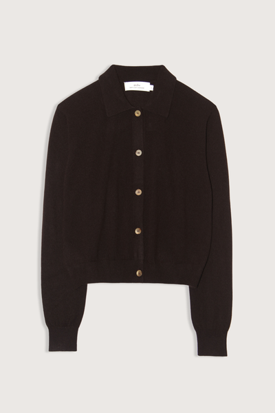 flat lay Wrexham Coat Cashmere Cardigan brown wood 100% baby goat cashmere
Soft, warm and breathable feel
Button-through cardigan
Neat pointed shirt collar
Contrast ribbed cuffs
Deep ribbed hem
