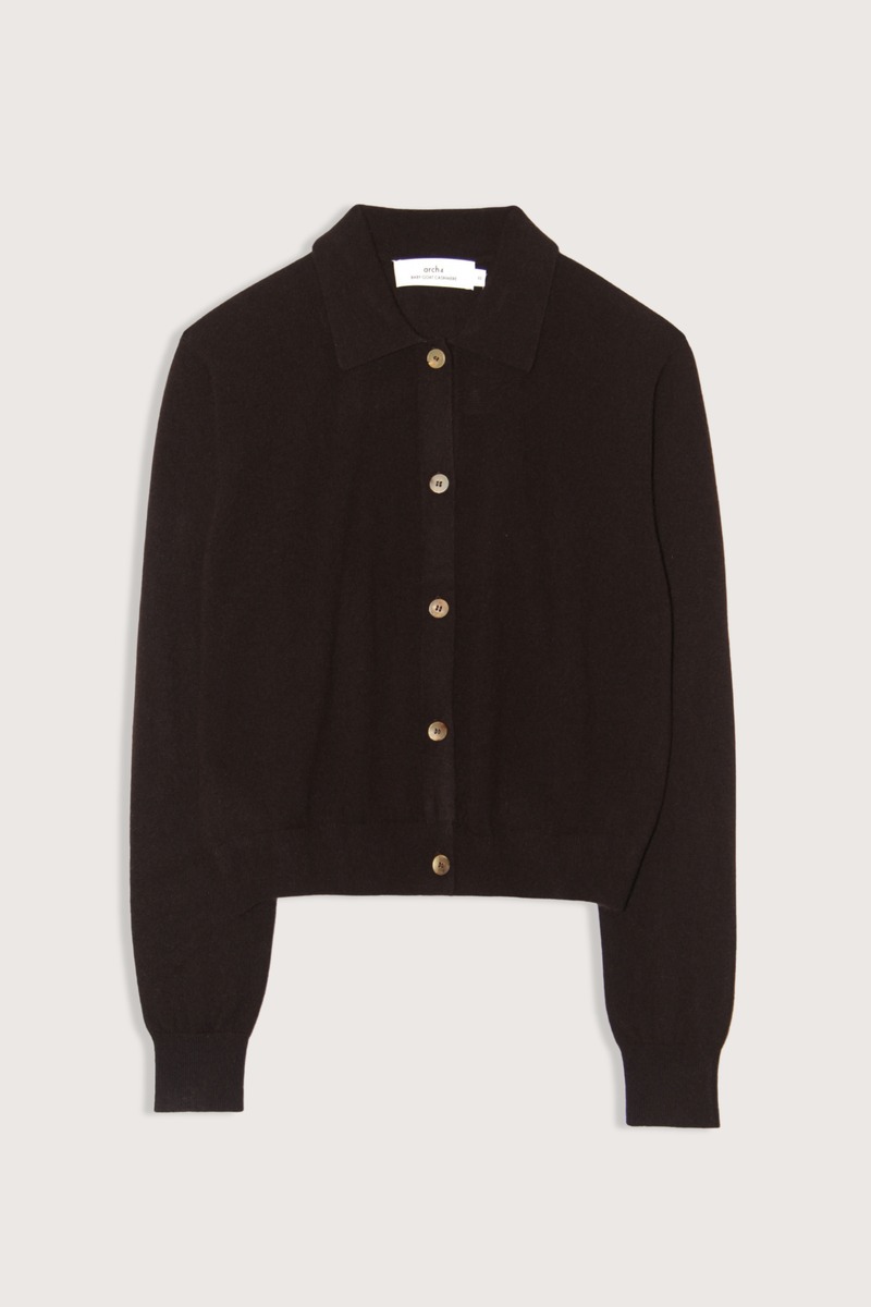 flat lay Wrexham Coat Cashmere Cardigan brown wood 100% baby goat cashmere
Soft, warm and breathable feel
Button-through cardigan
Neat pointed shirt collar
Contrast ribbed cuffs
Deep ribbed hem
