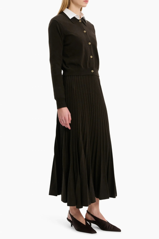 side profile model wearing Wrexham Coat Cashmere Cardigan brown wood 100% baby goat cashmere
Soft, warm and breathable feel
Button-through cardigan
Neat pointed shirt collar
Contrast ribbed cuffs
Deep ribbed hem