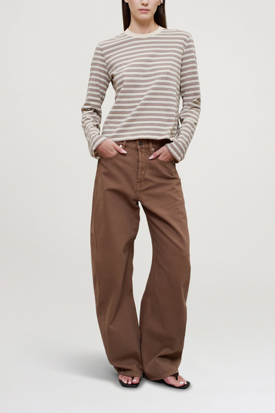 front profile model wearing Wynn Long Sleeve Stripe T- Shirt Apricot Stripe 
Relaxed boxy fit
Subtle cropped length
Roomy sleeves
Slight taper at waist
Shifted side seams give a tailored look
Solid binding at neckline
Subtle tonal logo embroidery at hip
100% Cotton