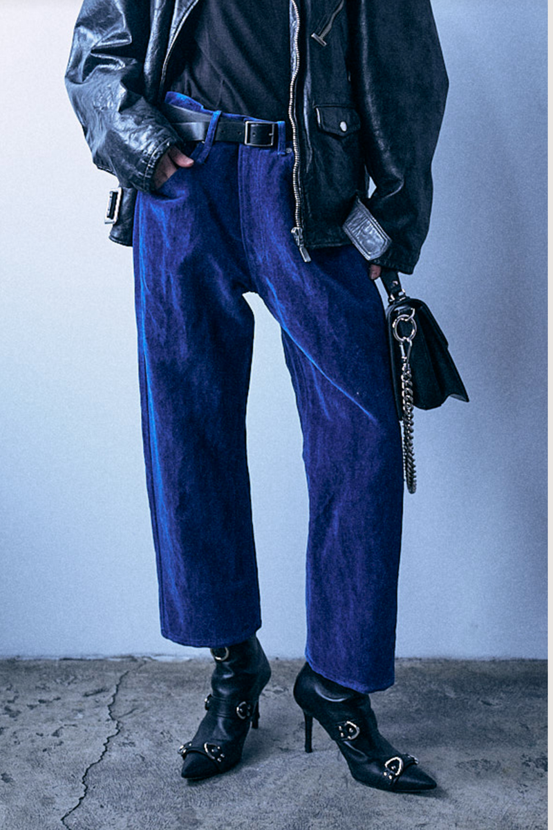 front profile model wearing  X-BF Velvet Pant deep blue Wider, slouchier leg
Velvet
55% COTTON 45% LINEN