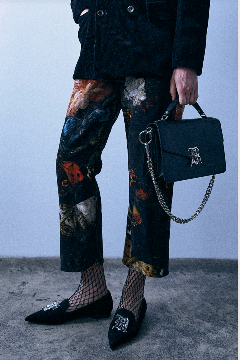 side profile model wearing X-Boyfriend Velvet Butterfly Pant multicolor Wider, slouchier leg
Velvet
Butterfly floral print throughout
59% COTTON 41% LINEN