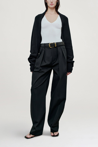 front profile model wearing Yara Cotton Knit Shrug black Cropped shrug cardigan
Cotton knit
Open front with no closure
Ribbed detailing along the hem and cuffs
Relaxed, voluminous fit
Dropped seamless shoulders
Full sleeves