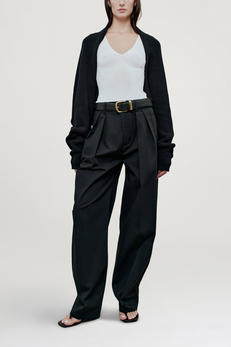 front profile model wearing Yara Cotton Knit Shrug black Cropped shrug cardigan
Cotton knit
Open front with no closure
Ribbed detailing along the hem and cuffs
Relaxed, voluminous fit
Dropped seamless shoulders
Full sleeves