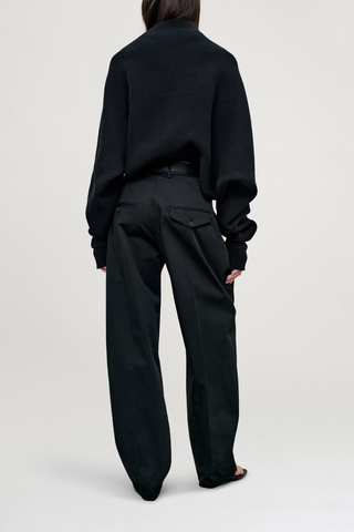 back profile model wearing Yara Cotton Knit Shrug black Cropped shrug cardigan
Cotton knit
Open front with no closure
Ribbed detailing along the hem and cuffs
Relaxed, voluminous fit
Dropped seamless shoulders
Full sleeves
