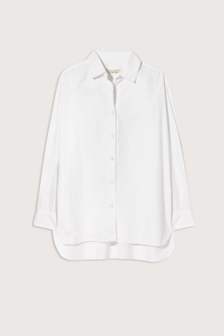 flat lay Yorke Shirt white Oversized
Button down
100% Italian cotton poplin
Buttoned center
Front placket and sleeve cuff