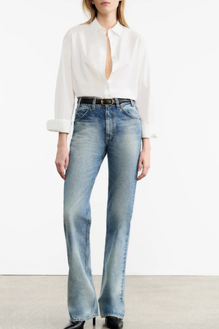 front profile model wearing Yorke Shirt white Oversized
Button down
100% Italian cotton poplin
Buttoned center
Front placket and sleeve cuff
