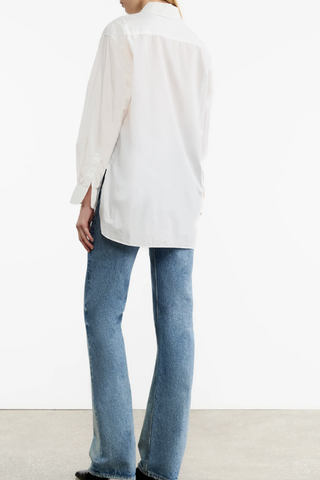 back profile model wearing Yorke Shirt white Oversized
Button down
100% Italian cotton poplin
Buttoned center
Front placket and sleeve cuff