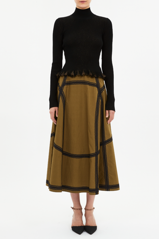 front profile model wearing Yulia Ruffle Turtleneck Top black Ruffled hemline
Sunburst knit with black and shimmering lurex yarns
slim fit
Turtleneck
Long sleeves