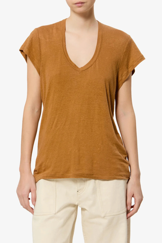 front profile model wearing Solid linen T-shirt
Straight, fitted cut
V-neck
Short sleeves
Linen 100%