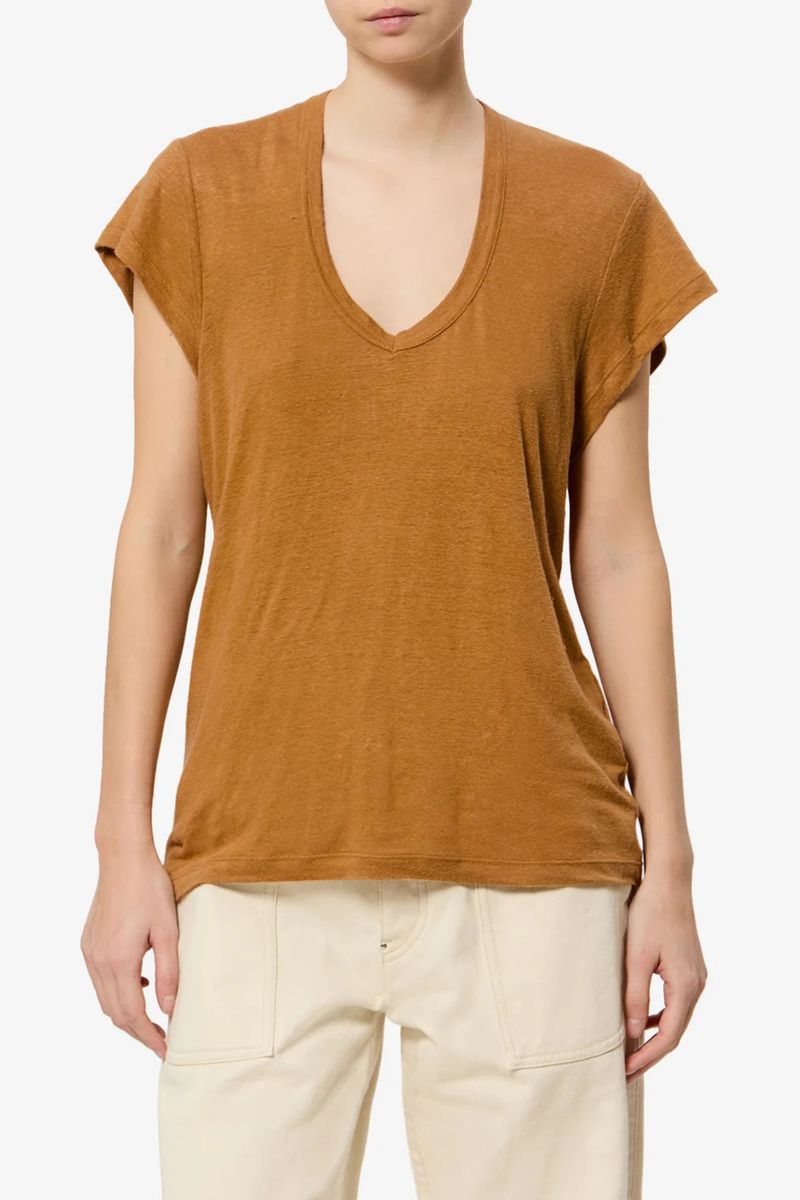 front profile model wearing Solid linen T-shirt
Straight, fitted cut
V-neck
Short sleeves
Linen 100%