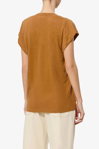 back profile model wearing Solid linen T-shirt
Straight, fitted cut
V-neck
Short sleeves
Linen 100%