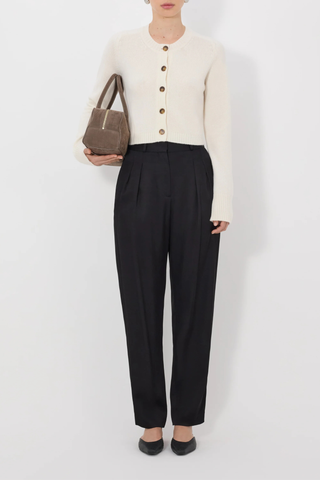 front profile model wearing Zephir Cardigan Ivory Cashmere
Cropped
Fitted silhouette
Long sleeves
Ribbed crew neck, hem and cuffs
Five button front