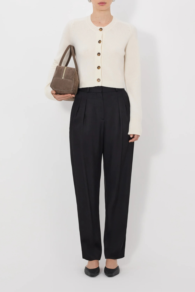 front profile model wearing Zephir Cardigan Ivory Cashmere
Cropped
Fitted silhouette
Long sleeves
Ribbed crew neck, hem and cuffs
Five button front