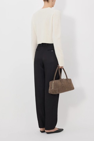 back profile model wearing Zephir Cardigan Ivory Cashmere
Cropped
Fitted silhouette
Long sleeves
Ribbed crew neck, hem and cuffs
Five button front