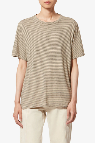 front profile model wearing Zewel Striped Linen Short Sleeve Black/Beige Cotton and linen T-shirt
Striped pattern
Round neckline
Short sleeves
Relaxed fit
93% cotton, 7% linen