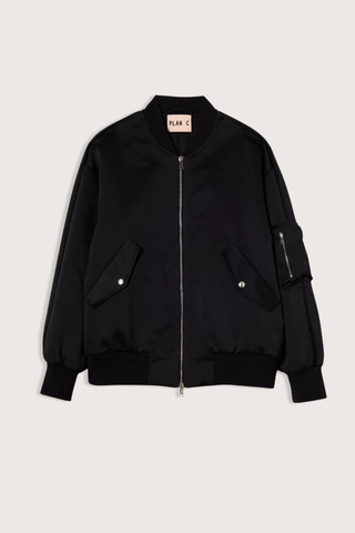 flat lay Zip Front Long Baseball Jacket black Bomber jacket
Refined duchesse
Slightly oversized fit
High elasticated waistband
Wide sleeves
Dropped shoulders for a relaxed look
Ribbed bomber collar
Central double-slider metal zip
Side flap pockets with snap buttons
Signature MA-1 zipped utility pocket on the left sleeve
71% Polyester 29% Nylon lining 71% Cupro