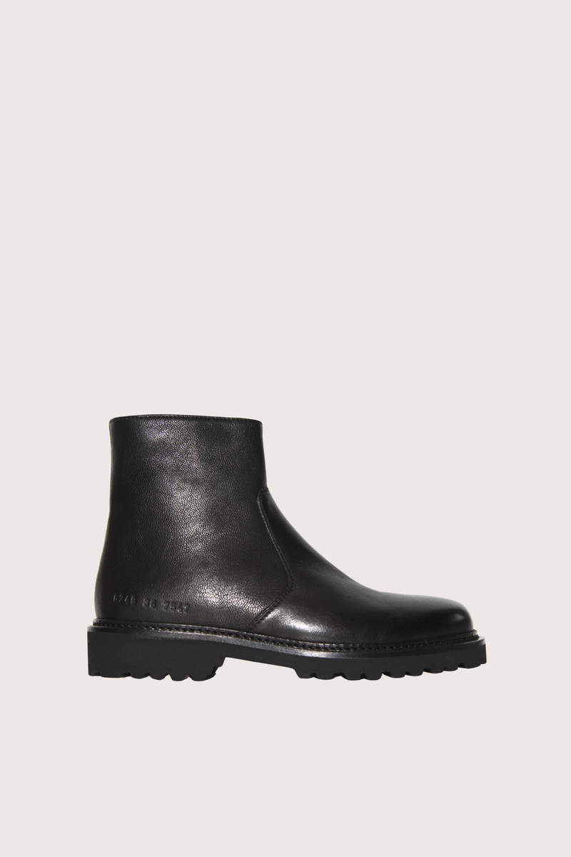side profile Zipper Boot Washed Leather black Washed leather
Side zip
Lightweight rubber lug soles
100% leather
Lining: 100% leather
100% leather insole
Rubber sole
Round toe