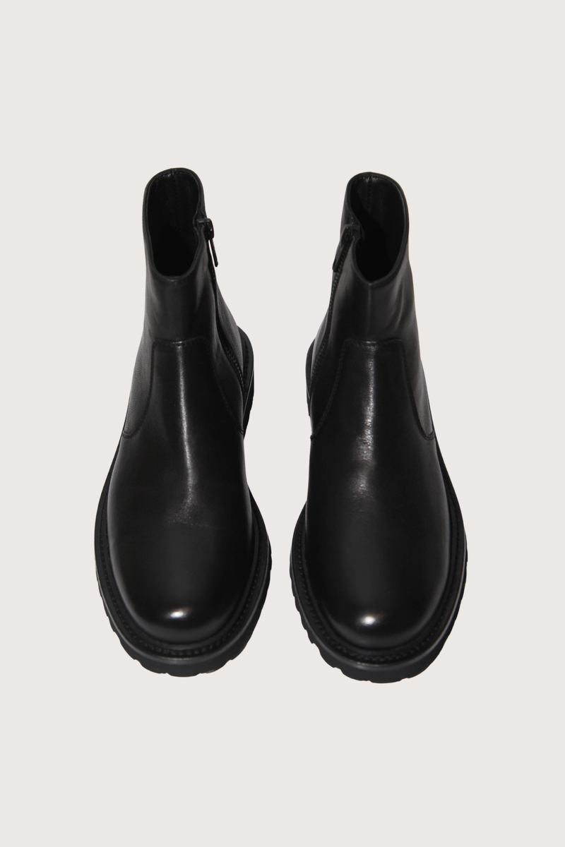 front profile Zipper Boot Washed Leather black Washed leather
Side zip
Lightweight rubber lug soles
100% leather
Lining: 100% leather
100% leather insole
Rubber sole
Round toe