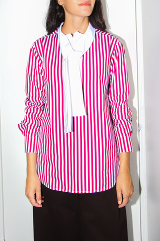 front profile model wearing cotton chemise shirt with tie burgundy white vertical stripe. Tailored fit
Collarless collar with attached tie
100% Cotton