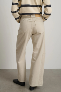 back profile model wearing Slim Lasso Chalk white Overdye Jean cotton Sit at the natural waist
Pieced outseam
Kinked leg shape
Frayed hem 