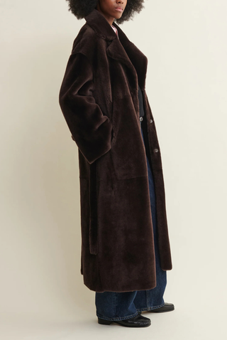side profile model wearing shearling side of Rein Nappa Reversible Shearling coffee bean dark brown waist tie belt included
Reversible for two distinct looks: shearling side and leather side
Regular fit
100% Lamb Leather
unlined
long length
