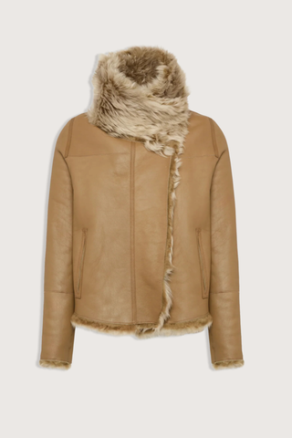 flat lay leather side Veste Reversible Fur Jacket Chai Latte beige Unlined Toscana lambskin
Two piped pockets
Front hook-and-eye fastening
Draped collar
Long-haired lamb
Wide cut
100% Lamb