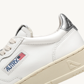 Medalist Low White/Silver